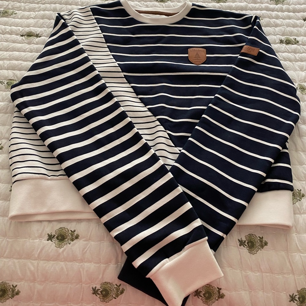 Wanakome Ladies Crewneck Sweatshirt NWT